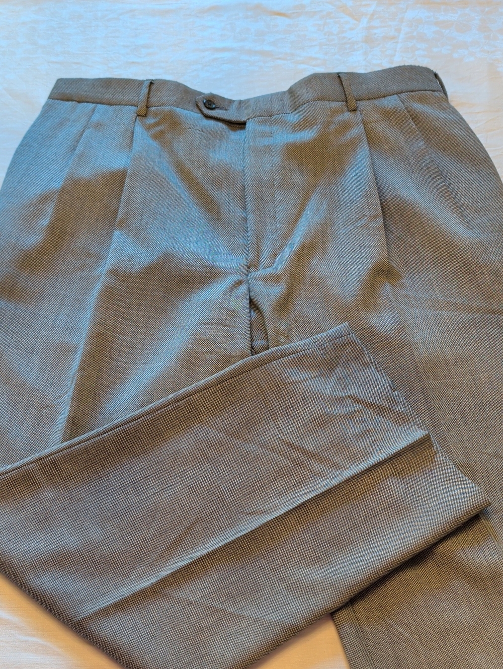 Jos A Banks Men's 40x30 Pleated-Front Dress Pants in Gray